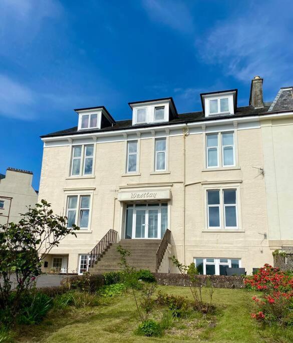 Westbay Seafront Apartment 오반 외부 사진