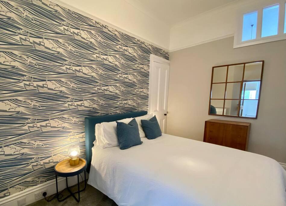 Westbay Seafront Apartment 오반 외부 사진